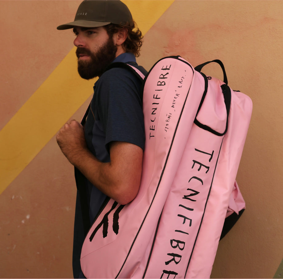 Tecnifibre のピンクのラケットバッグを背負うフリードリッヒ・クナート